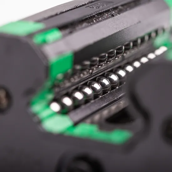 Hiwin-Quality-Warrantee-Silver-Overweight-Loaded-Guide-Rail-Hgw20cc-on-CNC-Grinder-for-Sliding-Doors-Railway-Tracks-for-Trains